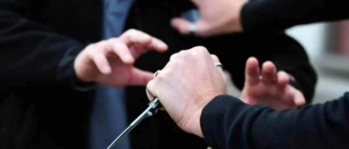 Minaccia con un coltello la moglie e il suocero, 48enne arrestato a Cotronei e portato in carcere\n