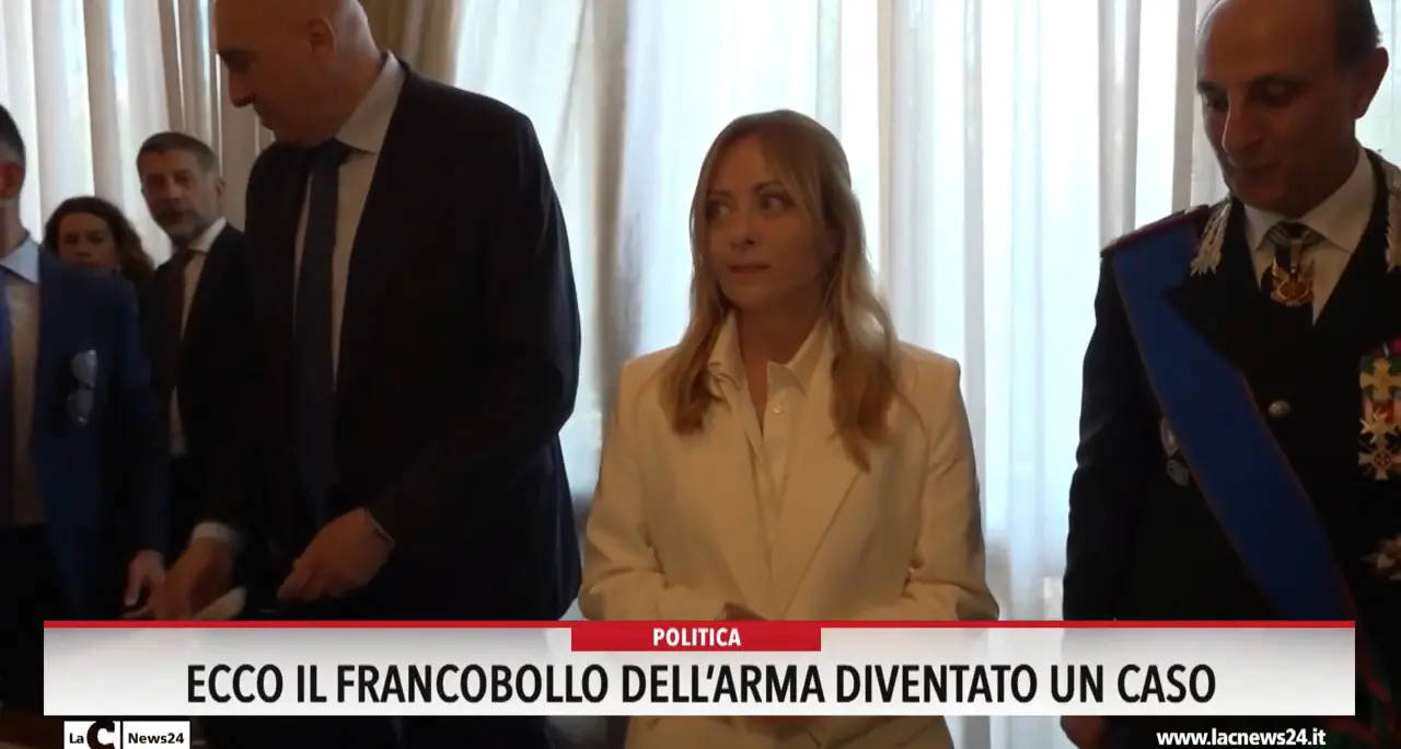 Ecco il francobollo dell'Arma diventato un caso
