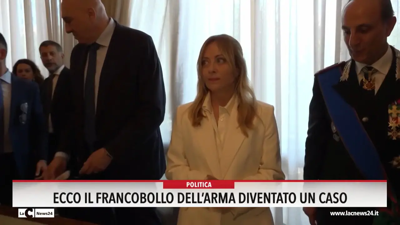Ecco il francobollo dell'Arma diventato un caso