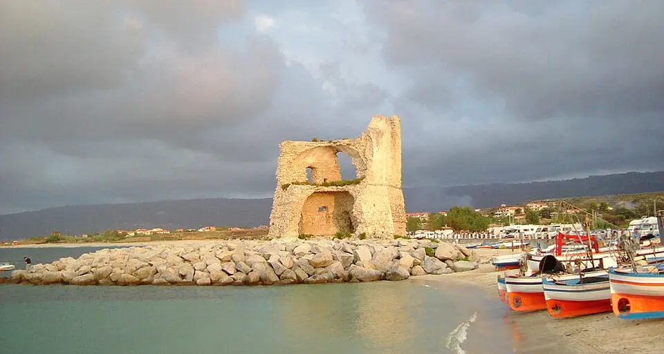 Briatico, avvistato in mare il corpo senza vita di una donna. Il ritrovamento a pochi metri dalla riva\n