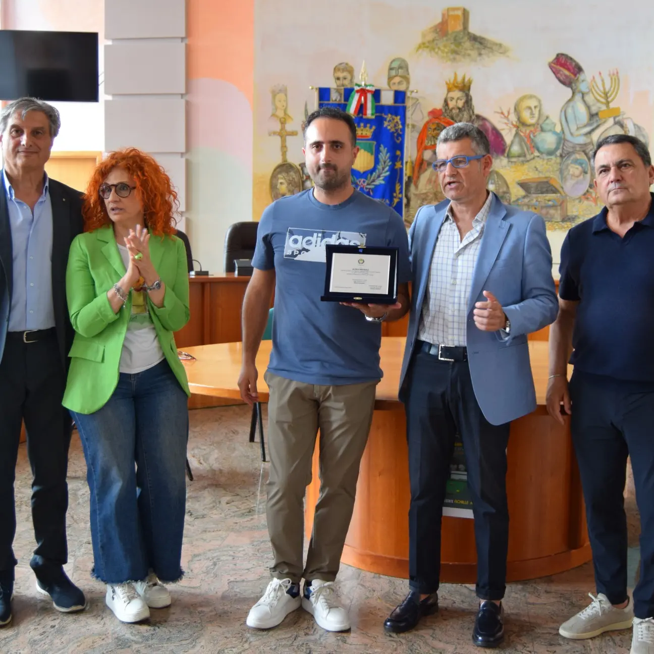 Cosenza celebra Achille Mignolo: riconoscimento a Palazzo dei Bruzi per il campione del biliardo italiano\n