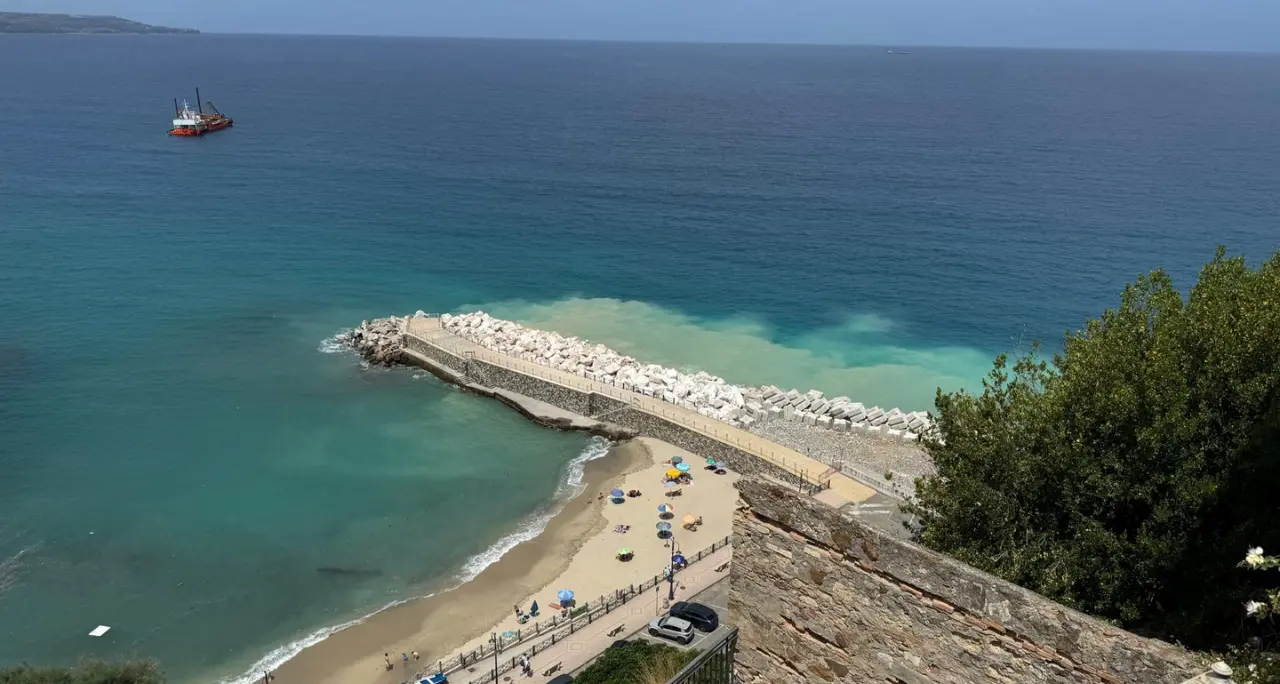 Scogliera di Pizzapundi, Paolillo (Wwf): «Mare trasformato in discarica edile ma il Comune difende l’intervento della Regione»\n
