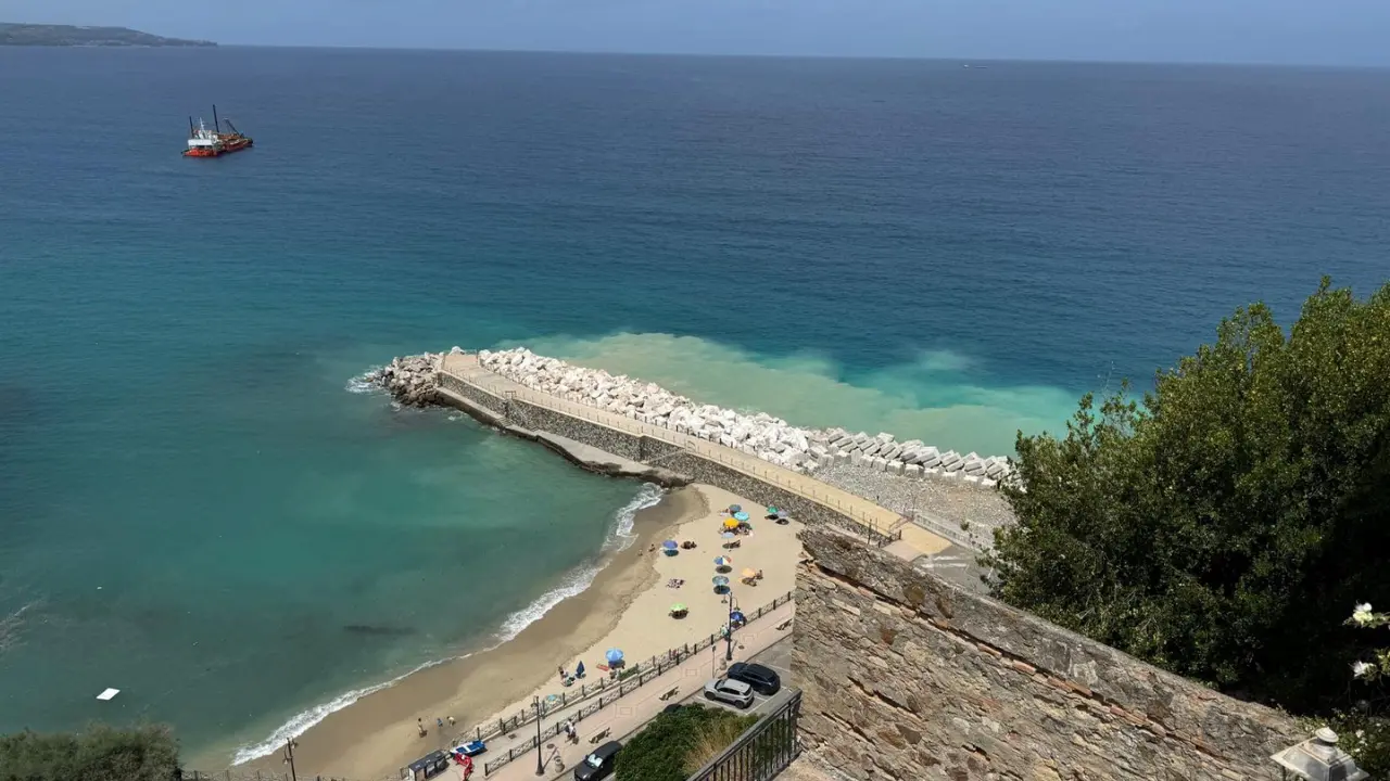 Scogliera di Pizzapundi, Paolillo (Wwf): «Mare trasformato in discarica edile ma il Comune difende l’intervento della Regione»\n