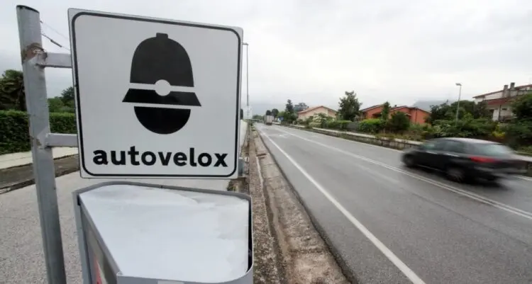 <p>Arriva il <span style=\"color:hsl(0, 75%, 60%);\">decreto autovelox </span>con le norme per l’omologazione, stop al caos sulle multe</p>
