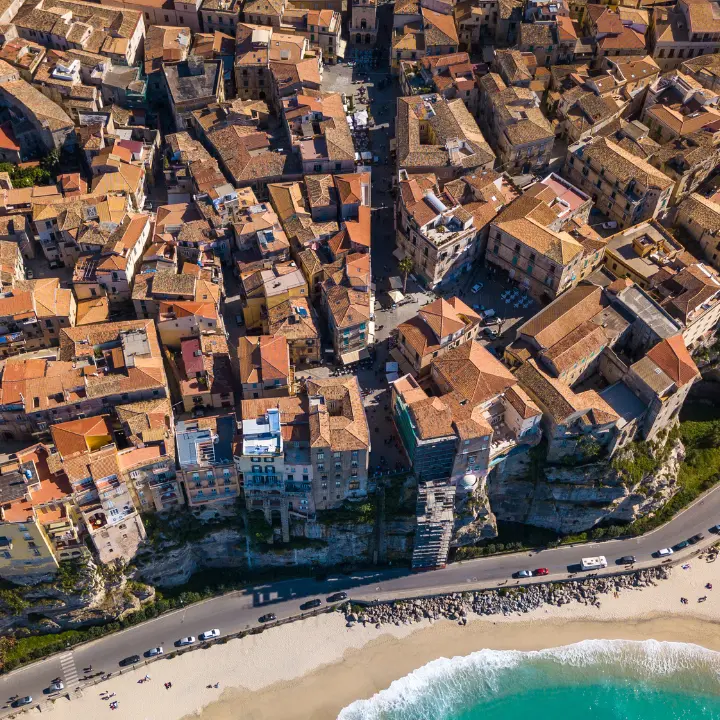 Tropea, fino a 680 euro di multa a chi non pulisce le aree incolte: l’ordinanza del sindaco a tutela del decoro urbano\n