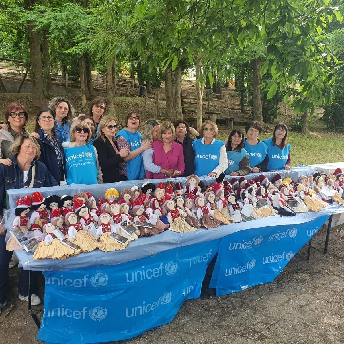 Note di pace e giochi di una volta: a Caraffa la scuola celebra i diritti dei bambini con l'UNICEF\n