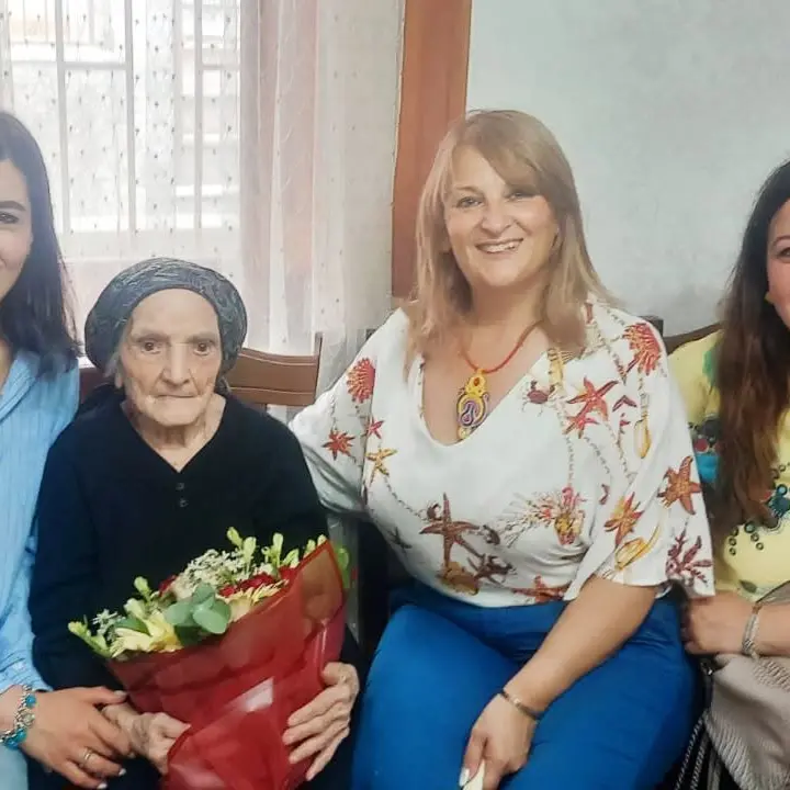 Rombiolo\u00A0festeggia i 102 anni di Caterina Arena,\u00A0gli auguri del sindaco: «Custode della memoria della nostra comunità»\n