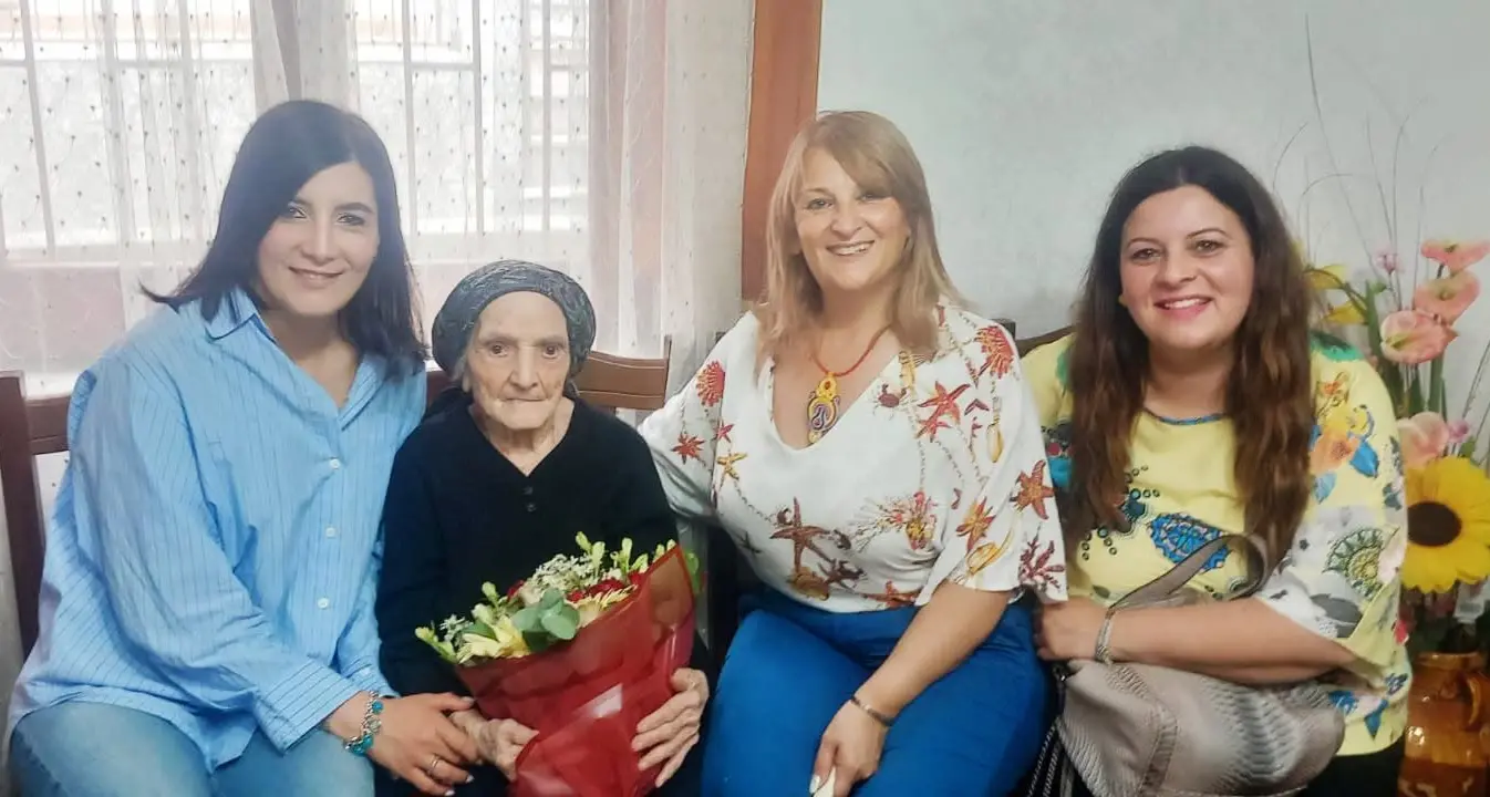 <p>Rombiolo festeggia i <span style=\"color:hsl(0, 75%, 60%);\">102 anni di Caterina Arena</span>, gli auguri del sindaco: «Custode della memoria della nostra comunità»</p>