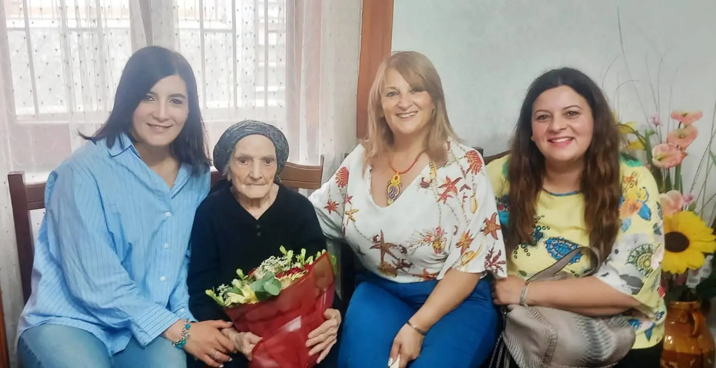 Rombiolo\u00A0festeggia i 102 anni di Caterina Arena,\u00A0gli auguri del sindaco: «Custode della memoria della nostra comunità»\n