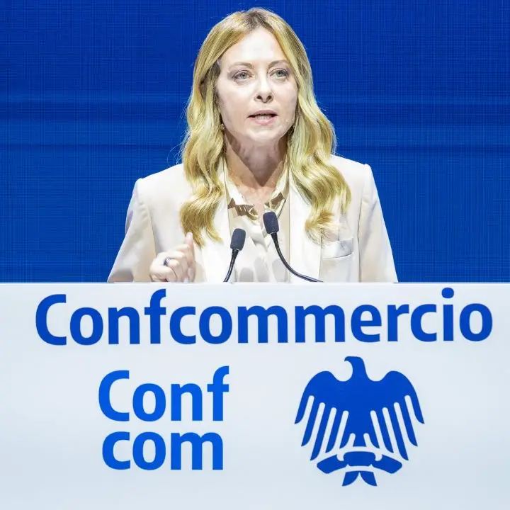 Meloni all'assemblea di Confcommercio: «Meno tasse sul ceto medio. No alla patrimoniale»\n