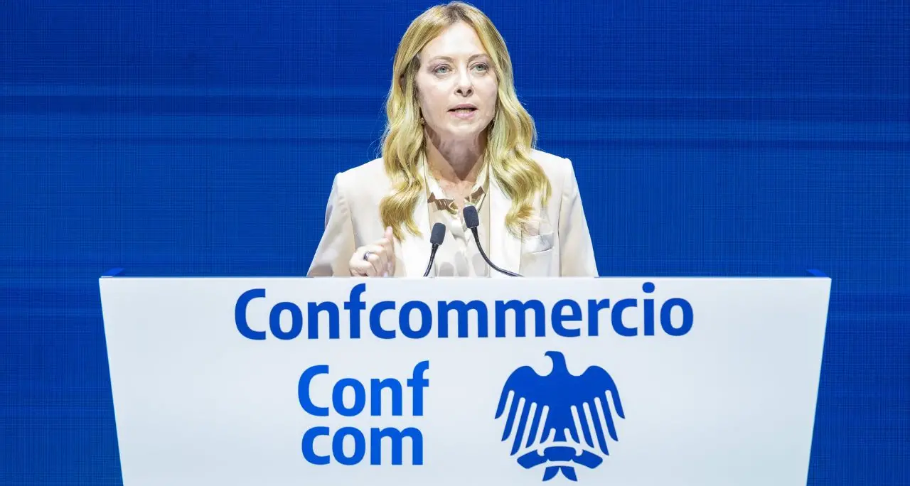 Meloni all'assemblea di Confcommercio: «Meno tasse sul ceto medio. No alla patrimoniale»\n