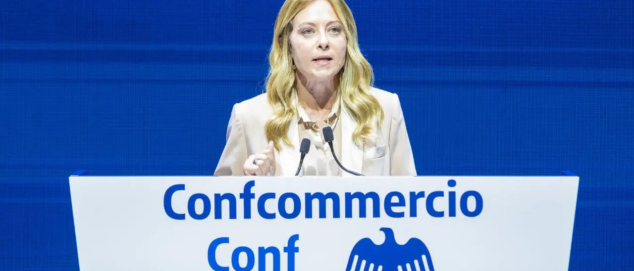 Meloni all'assemblea di Confcommercio: «Meno tasse sul ceto medio. No alla patrimoniale»\n