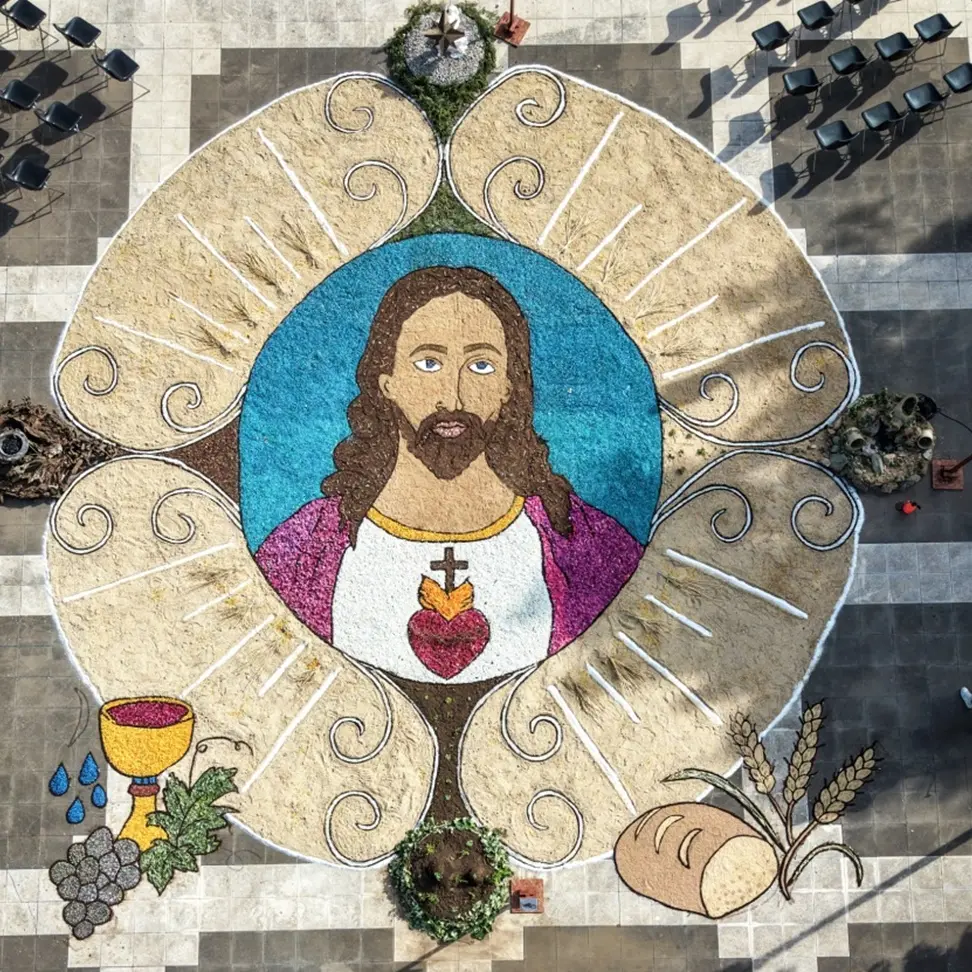 A Villamesa di Calanna l’infiorata celebra\u00A0“Omnia in Christo” \n