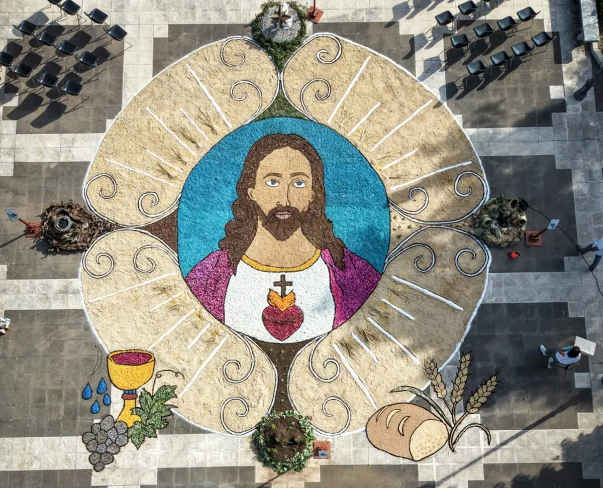 A Villamesa di Calanna l’infiorata celebra\u00A0“Omnia in Christo” \n