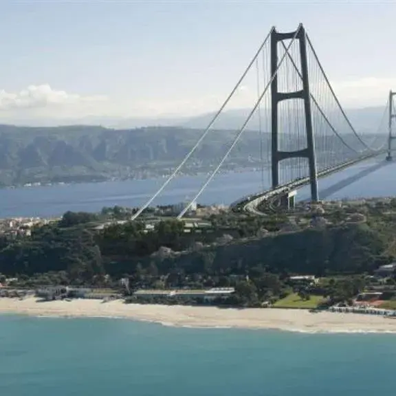 Ponte sullo Stretto, l'inchiesta punta al livello politico: cosa cercano i pm di Roma\u00A0negli smartphone sequestrati\n