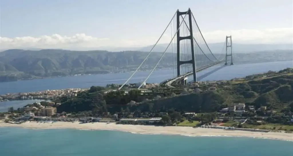 <p>Ponte sullo Stretto, <span style=\"color:hsl(0, 75%, 60%);\">l'inchiesta punta al livello politico</span>: cosa cercano i pm di Roma negli smartphone sequestrati</p>