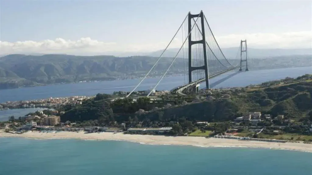 Ponte sullo Stretto, l'inchiesta punta al livello politico: cosa cercano i pm di Roma\u00A0negli smartphone sequestrati\n