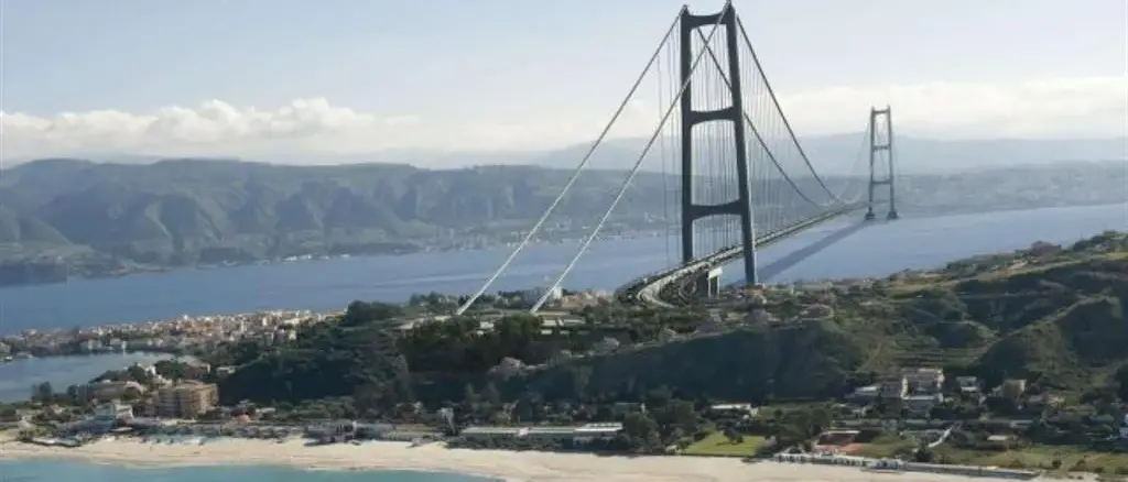 Ponte sullo Stretto, l'inchiesta punta al livello politico: cosa cercano i pm di Roma\u00A0negli smartphone sequestrati\n