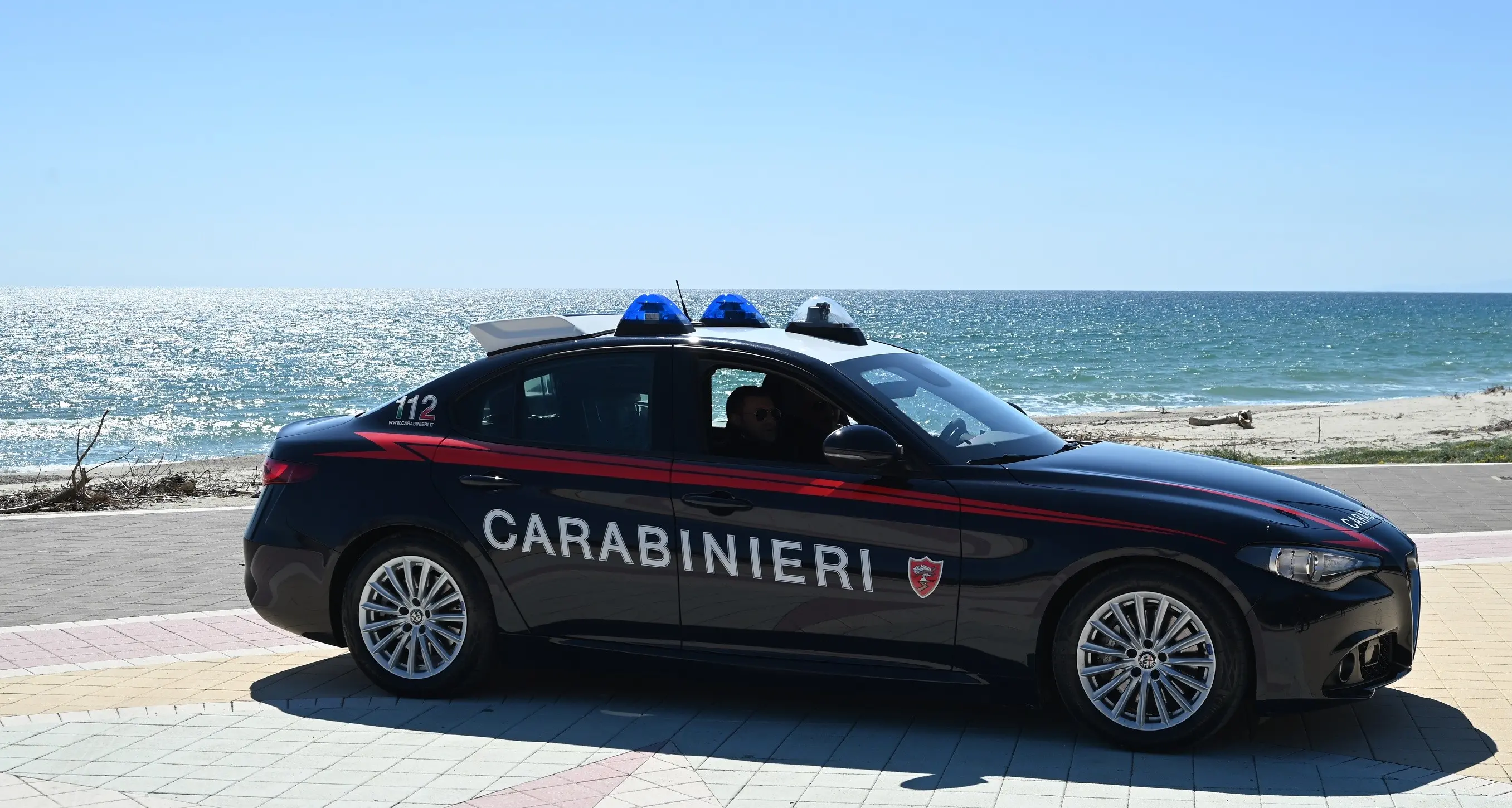 Violenta rissa a Sellia Marina, alcool e volume alto durante l’inaugurazione di un locale: denunciate sette persone, due minori\n