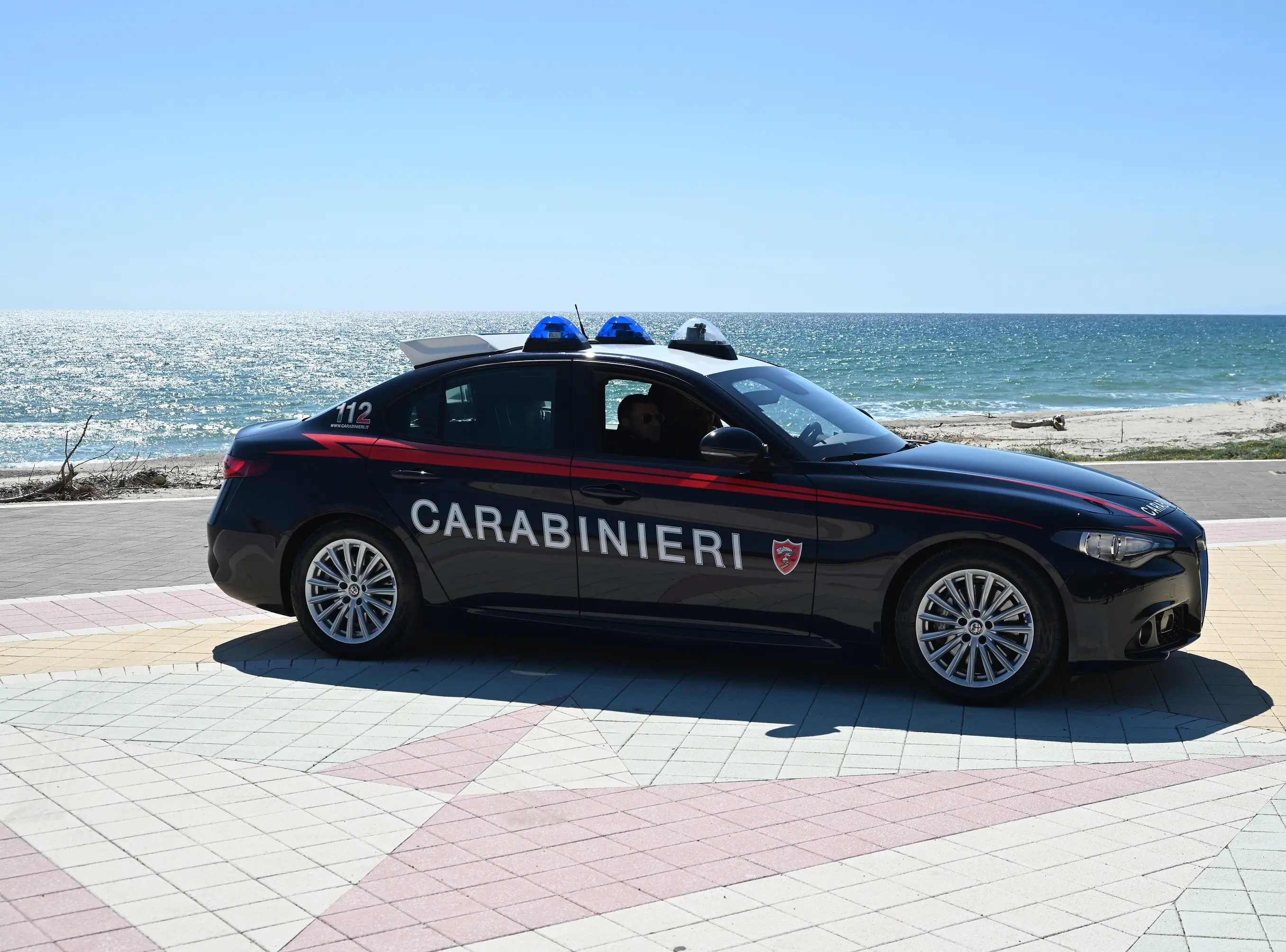 Violenta rissa a Sellia Marina, alcool e volume alto durante l’inaugurazione di un locale: denunciate sette persone, due minori\n