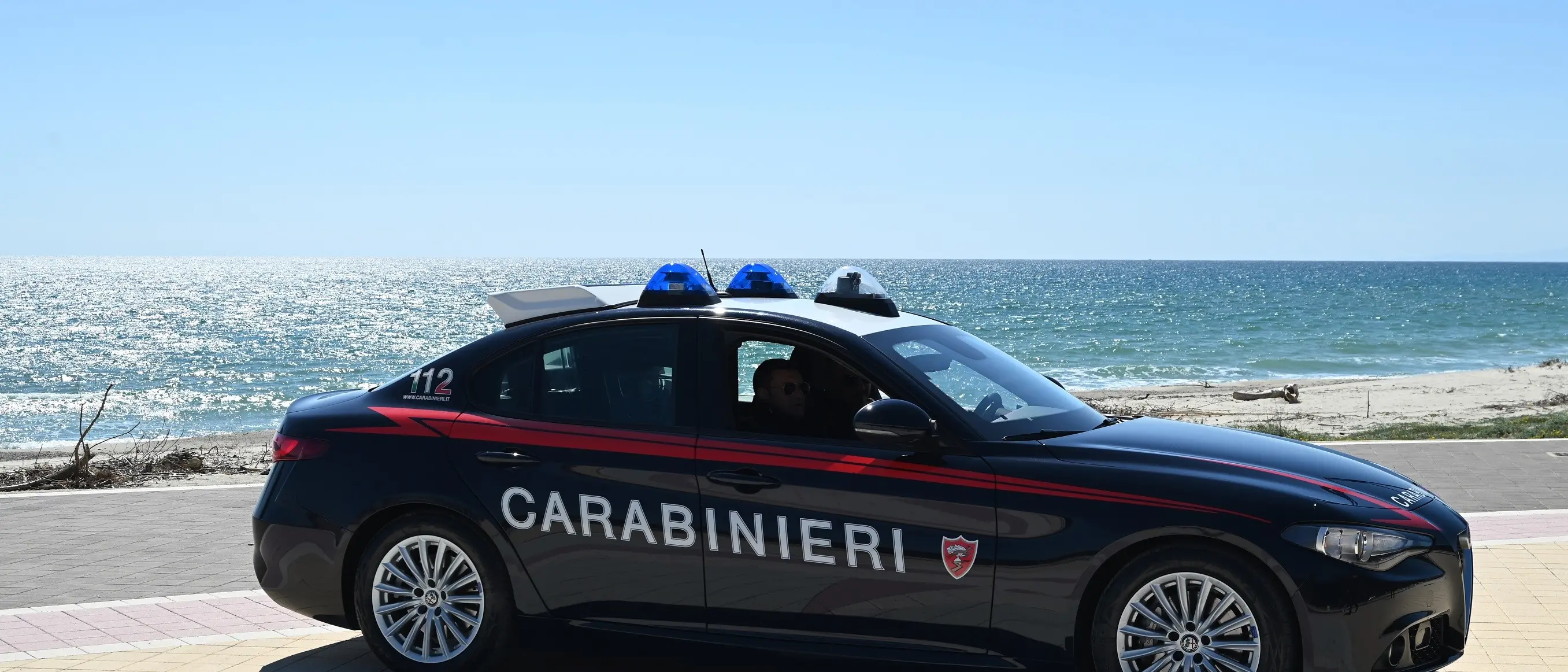 Violenta rissa a Sellia Marina, alcool e volume alto durante l’inaugurazione di un locale: denunciate sette persone, due minori\n
