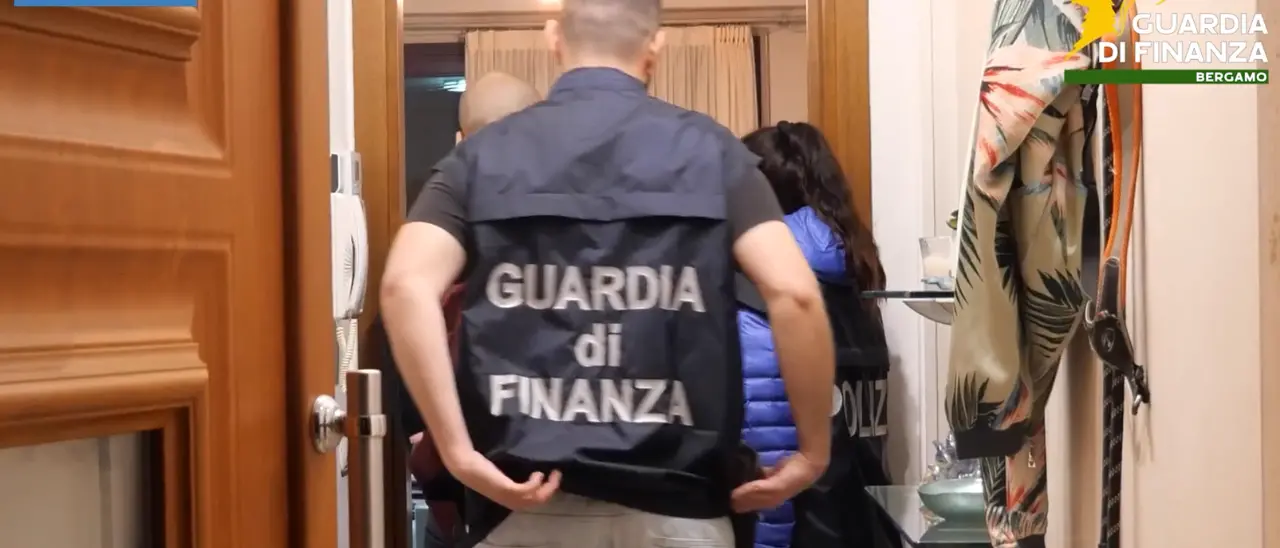 Truffe, riciclaggio ed estorsioni tra Nord e Sud: «Lo incappuccio e lo\u00A0porto in Calabria alla cava»\n