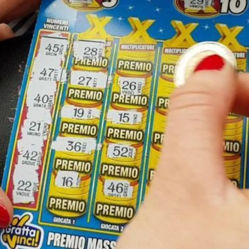 Compra un Gratta e Vinci da 20 euro e ne vince 5 milioni: festa al bar con un brindisi per tutti\n