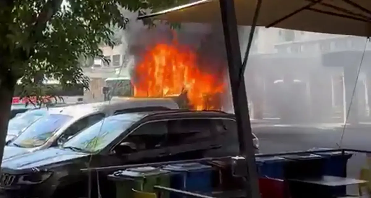 <p>Cosenza, un bus prende fuoco all'autostazione</p>
