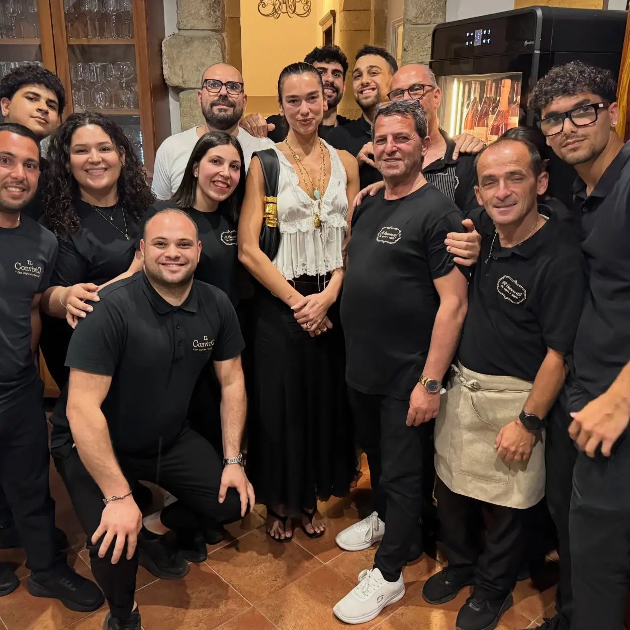 Dua Lipa a Tropea posa con lo staff del ristorante dove ha cenato: «Che onore essere stati scelti»\n