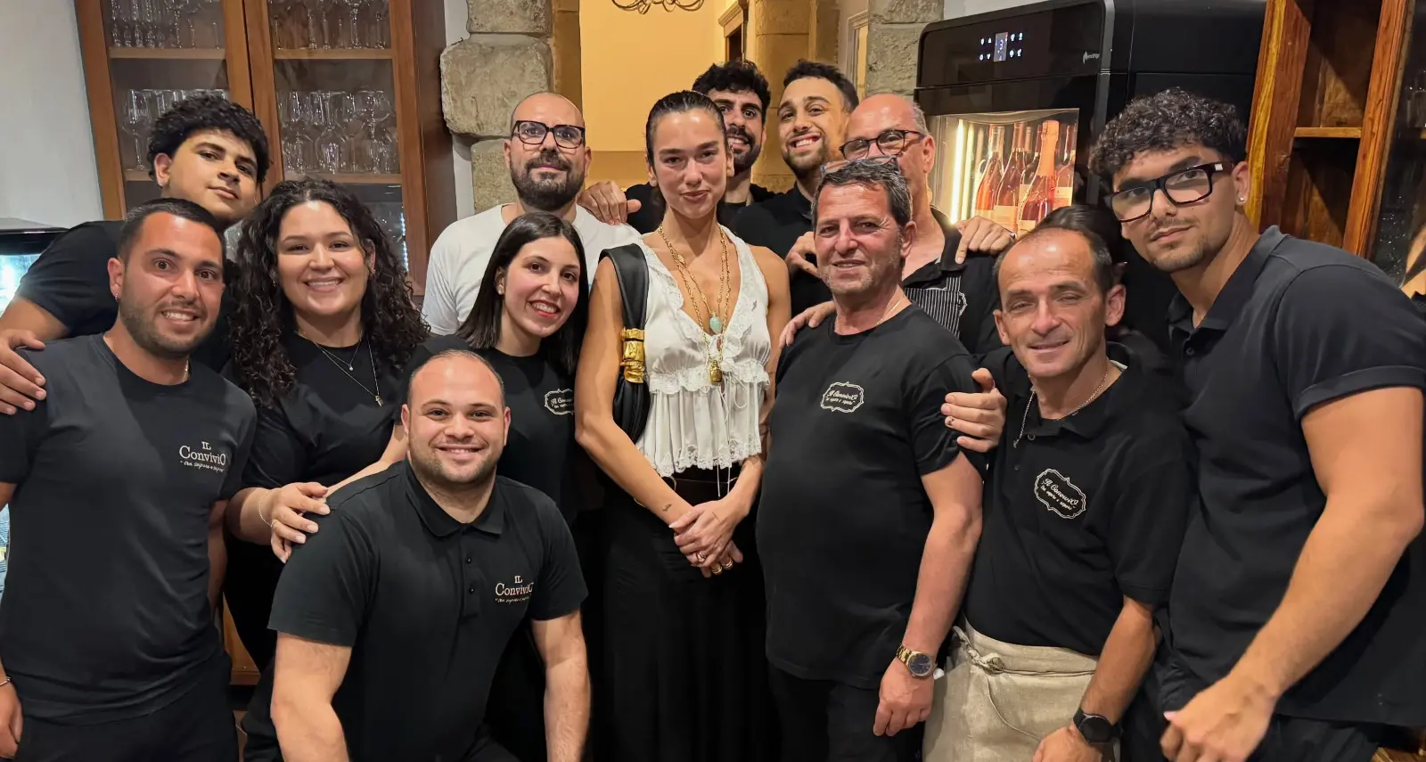 Dua Lipa a Tropea posa con lo staff del ristorante dove ha cenato: «Che onore essere stati scelti»\n