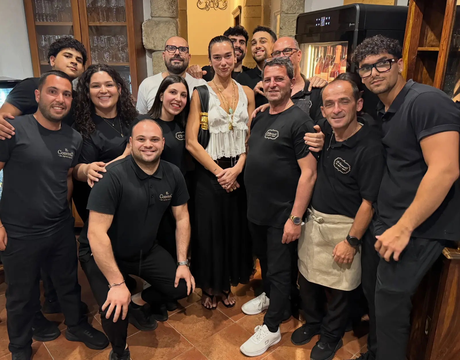 Dua Lipa a Tropea posa con lo staff del ristorante dove ha cenato: «Che onore essere stati scelti»\n