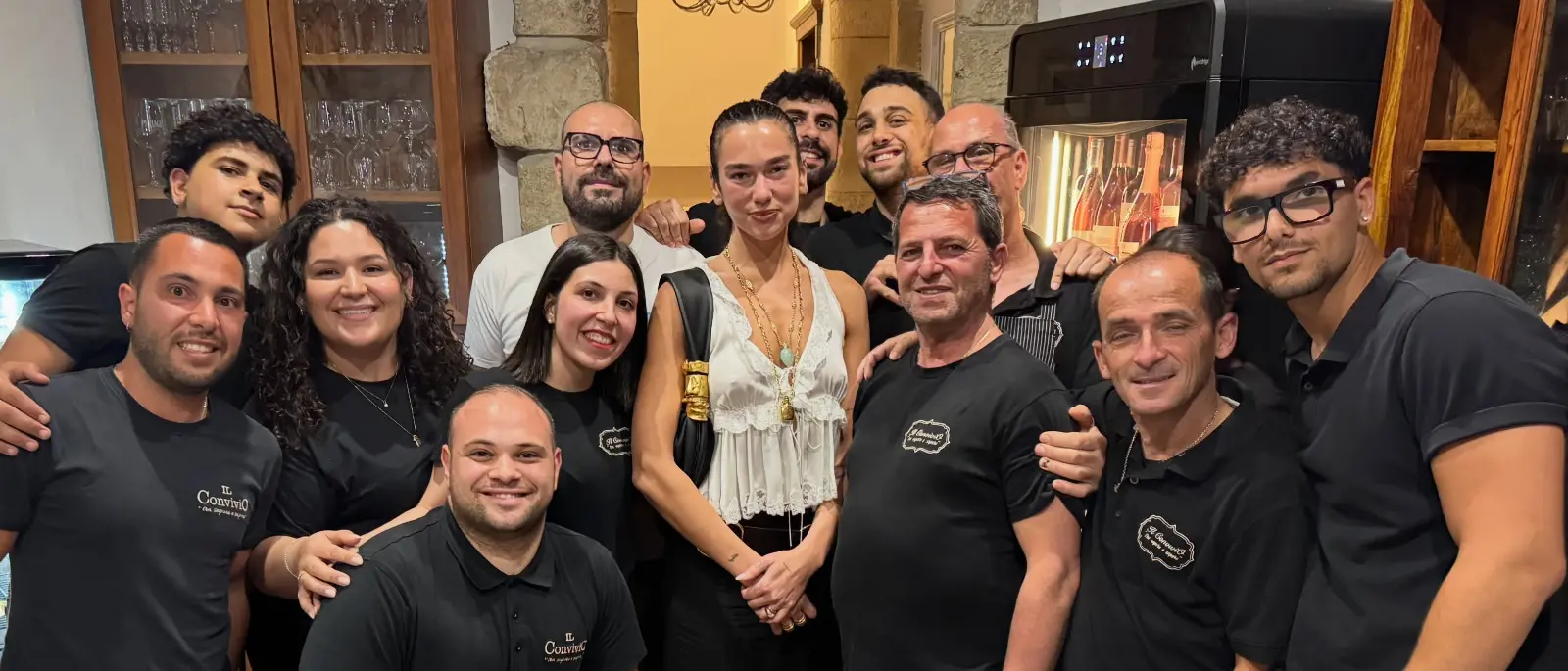 Dua Lipa a Tropea posa con lo staff del ristorante dove ha cenato: «Che onore essere stati scelti»\n