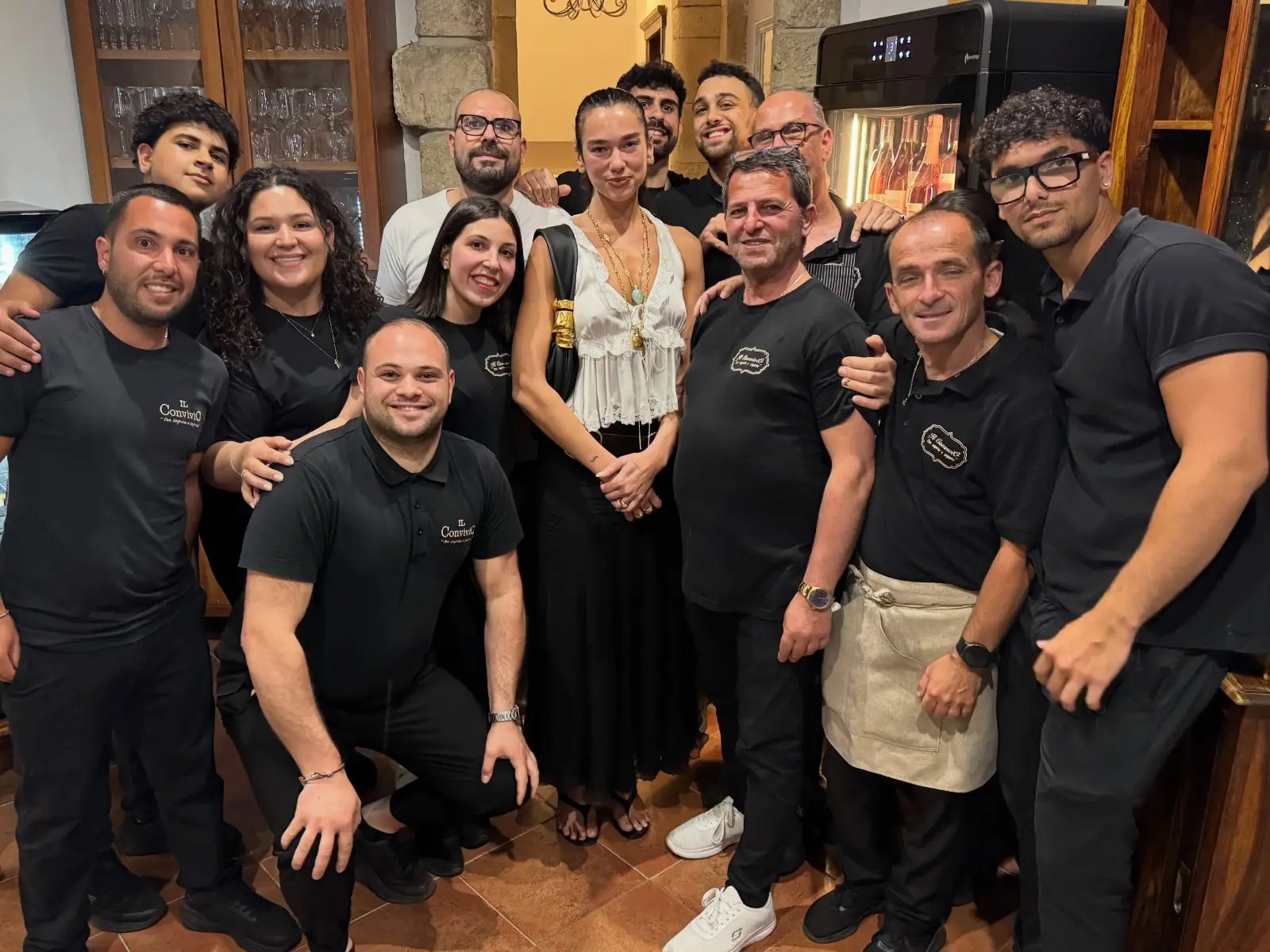Dua Lipa a Tropea posa con lo staff del ristorante dove ha cenato: «Che onore essere stati scelti»