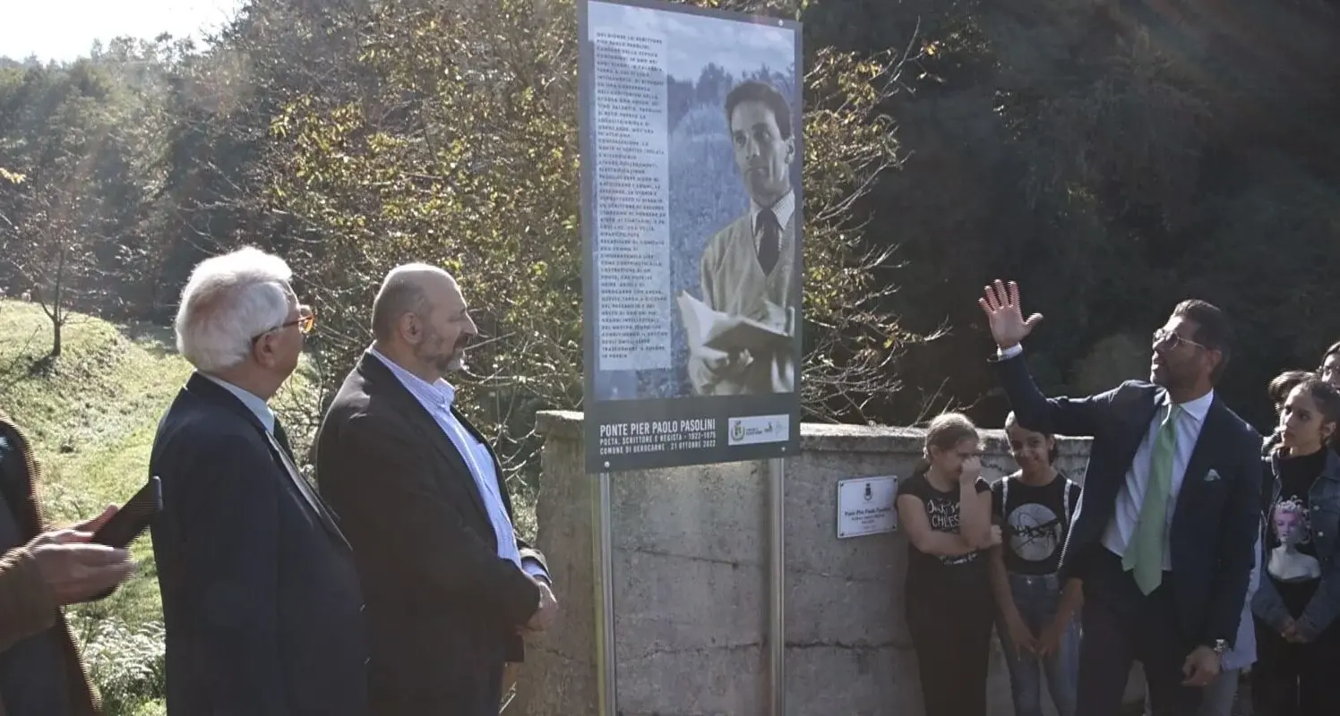 Ariola ricorda Pier Paolo\u00A0Pasolini che nel 1963 visitò il paese e donò 50mila lire per costruire un ponte\n