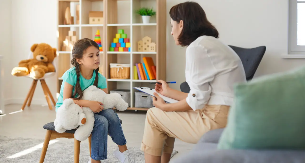 <p>Psicologo a scuola, primo report dopo la sperimentazione: <span style=\"color:hsl(0, 75%, 60%);\">nel Vibonese 1400 accessi</span> allo sportello</p>