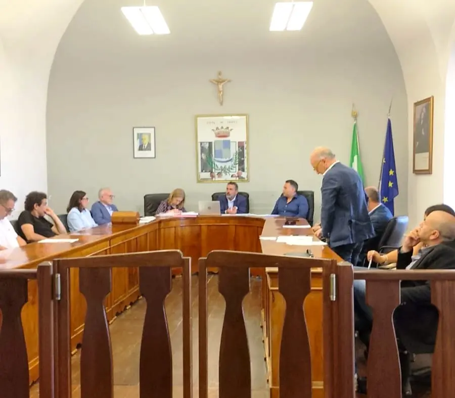 Tropea, Rodolico all’attacco nel primo Consiglio comunale: «Macrì smetta con la propaganda e pensi ai problemi della città»\n