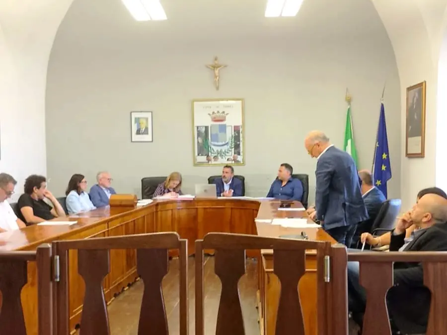 Tropea, Rodolico all’attacco nel primo Consiglio comunale: «Macrì smetta con la propaganda e pensi ai problemi della città»