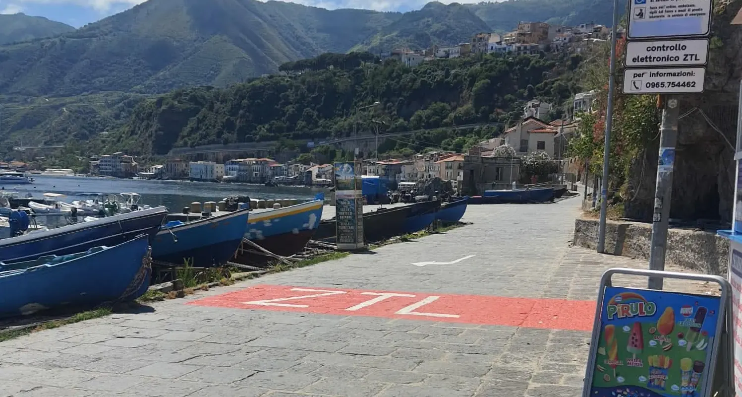Chianalea nel caos: il borgo isolato dai lavori. Protesta dei residenti e commercianti in ginocchio\n