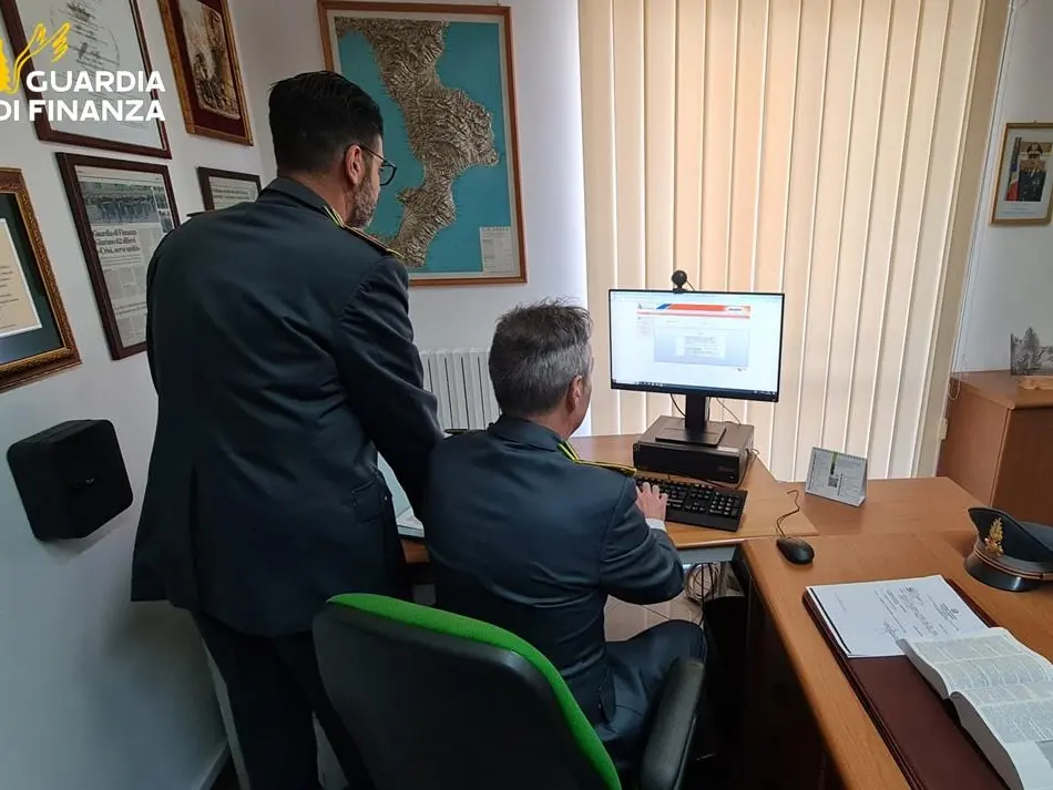 Streaming illegale, blitz della Guardia di Finanza contro il “Pezzotto”: a Crotone scoperte 3 centrali di smistamento, 4 denunce