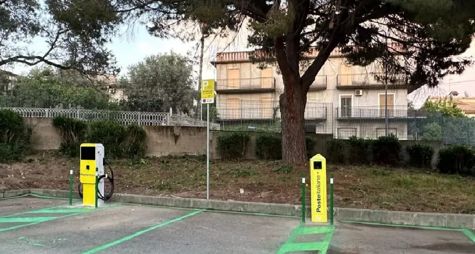 Poste Italiane,\u00A0dalle colonnine al fotovoltaico: tutte le scelte “green” in provincia di Reggio Calabria\n