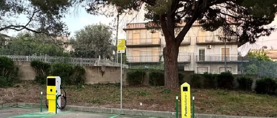 Poste Italiane,\u00A0dalle colonnine al fotovoltaico: tutte le scelte “green” in provincia di Reggio Calabria\n