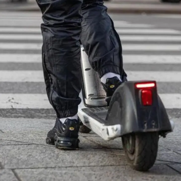Milano, in due su monopattino si scontrano con un’auto: morto un 19enne\n