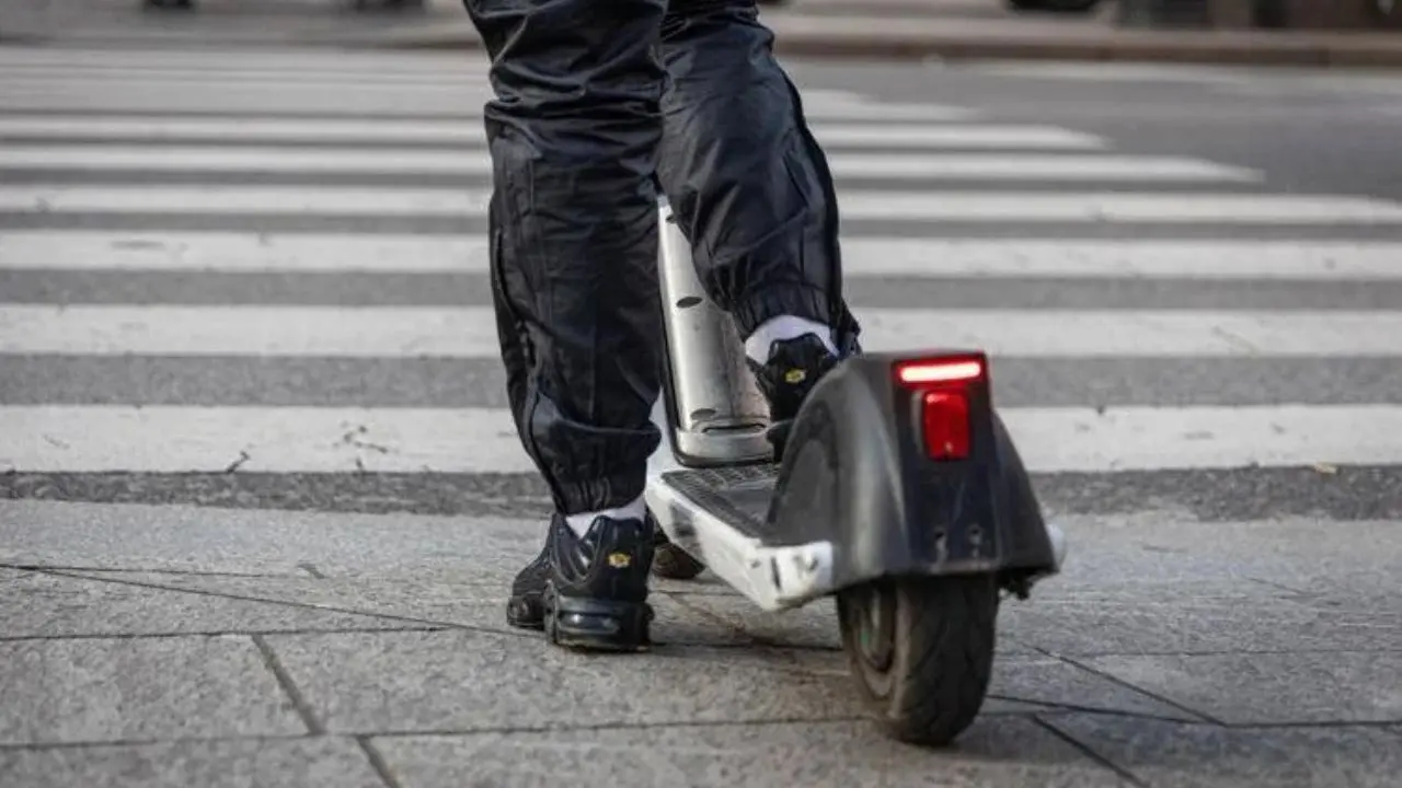 Milano, in due su monopattino si scontrano con un’auto: morto un 19enne\n