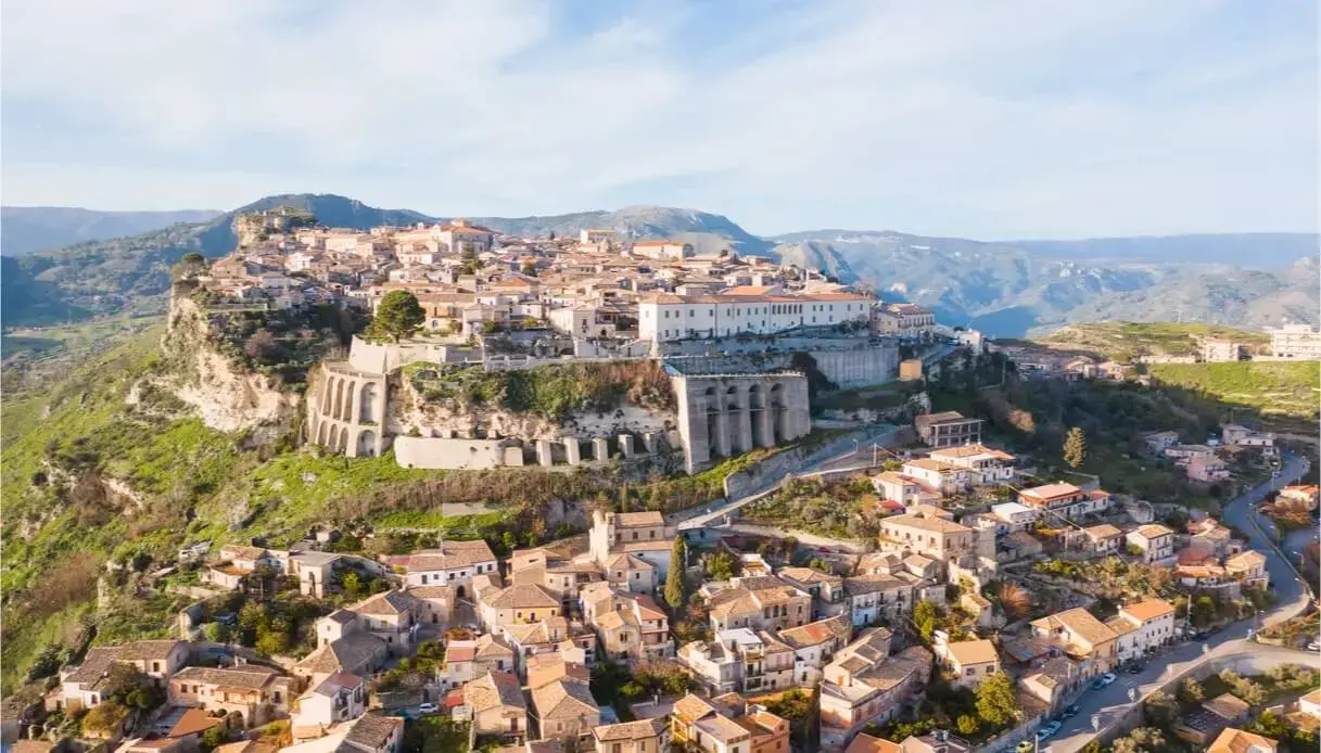 A Gerace il Vip Tour con Beppe Convertini, Almamanera e Fabio Mollo\n