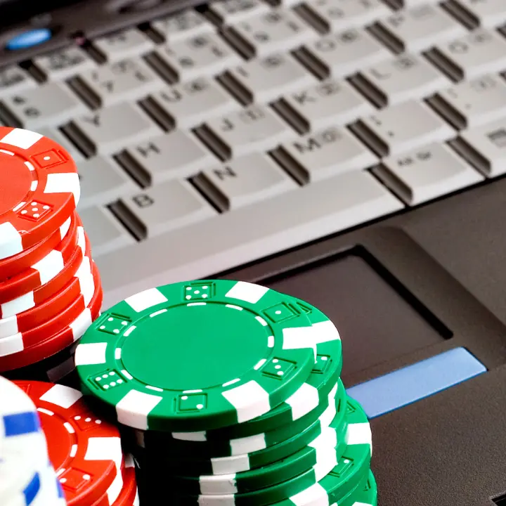 Don Panizza: «Gioco d’azzardo come la droga, cattura ricchi e poveri». In Calabria in fumo 6 miliardi di euro, tutti i dati\n