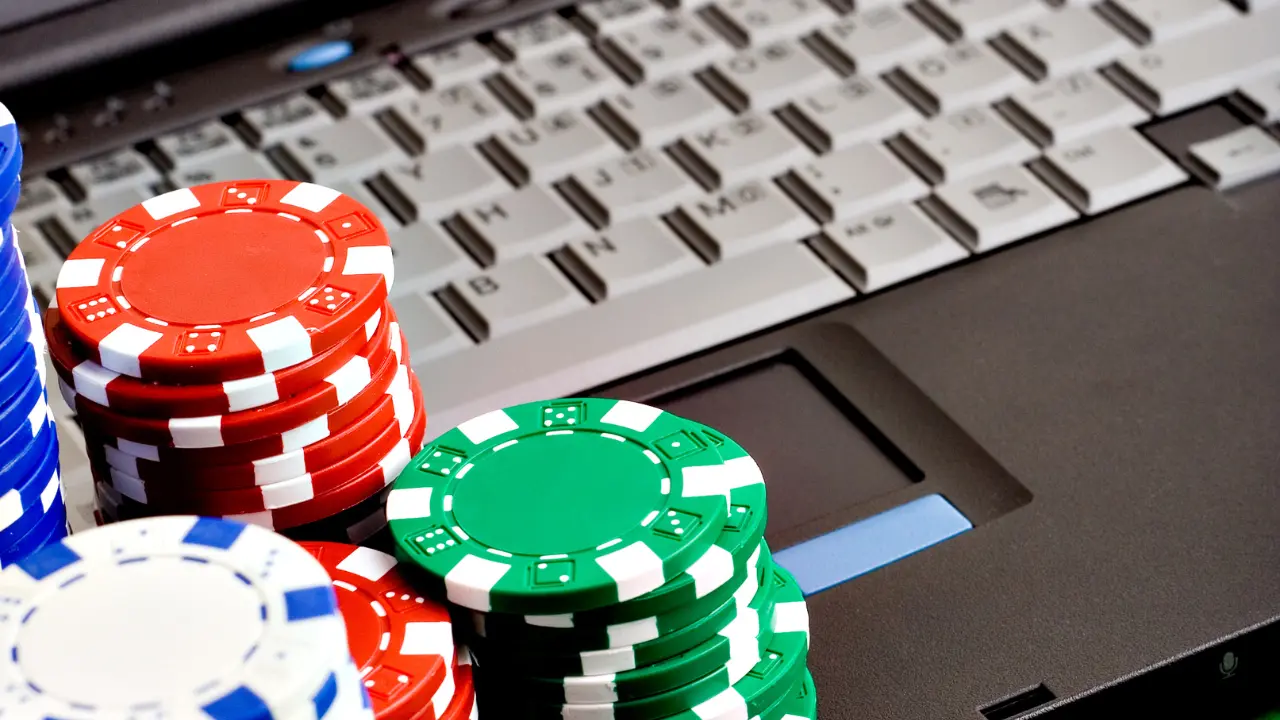 <p>Don Panizza: «Gioco d’azzardo come la droga, cattura ricchi e poveri». In Calabria <span style=\"color:hsl(0, 75%, 60%);\">in fumo 6 miliardi</span> di euro, tutti i dati</p>