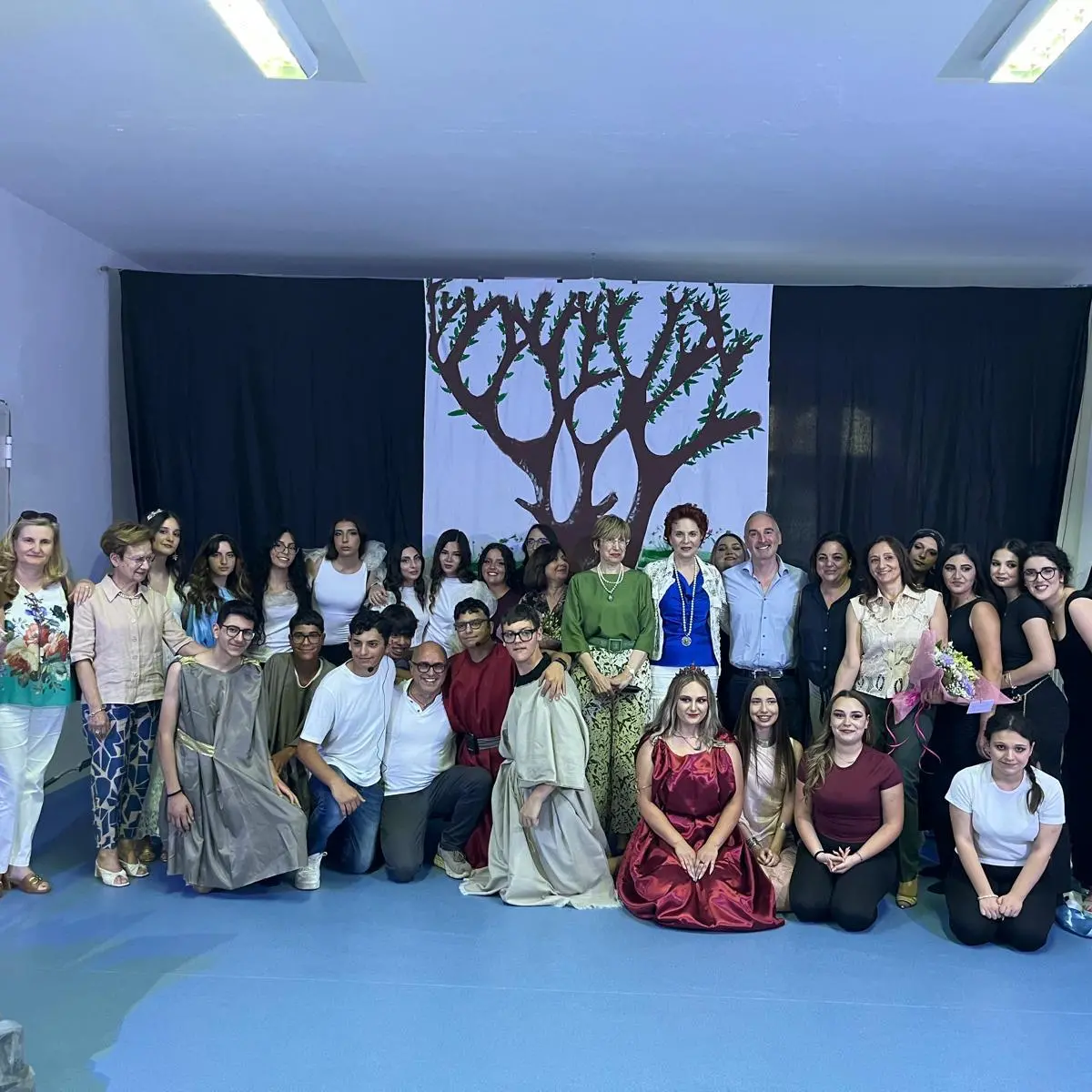 Testi greci, musica e coreografie: al Liceo classico di Nicotera il viaggio teatrale degli studenti\n