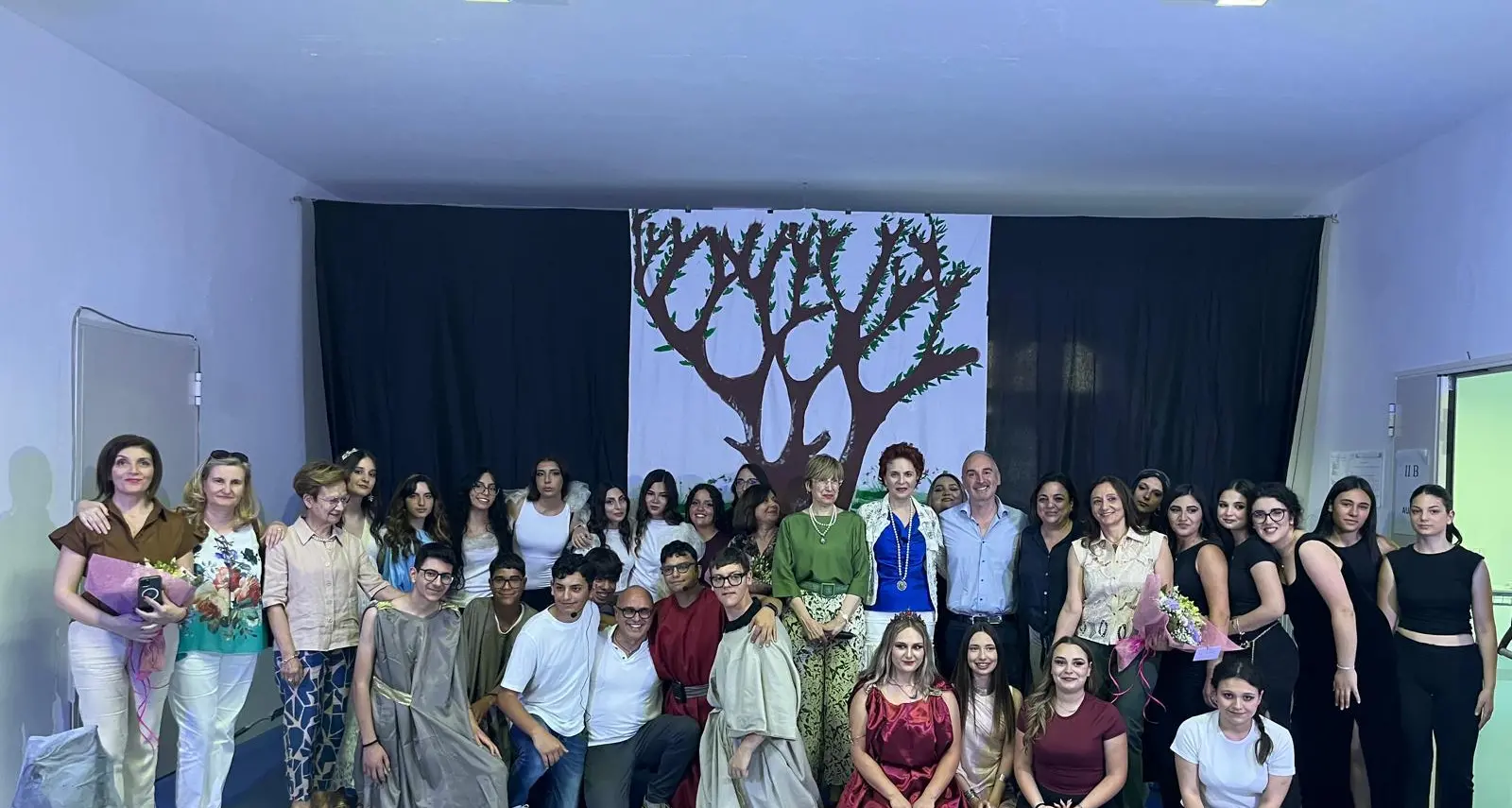 Testi greci, musica e coreografie: al Liceo classico di Nicotera il viaggio teatrale degli studenti\n