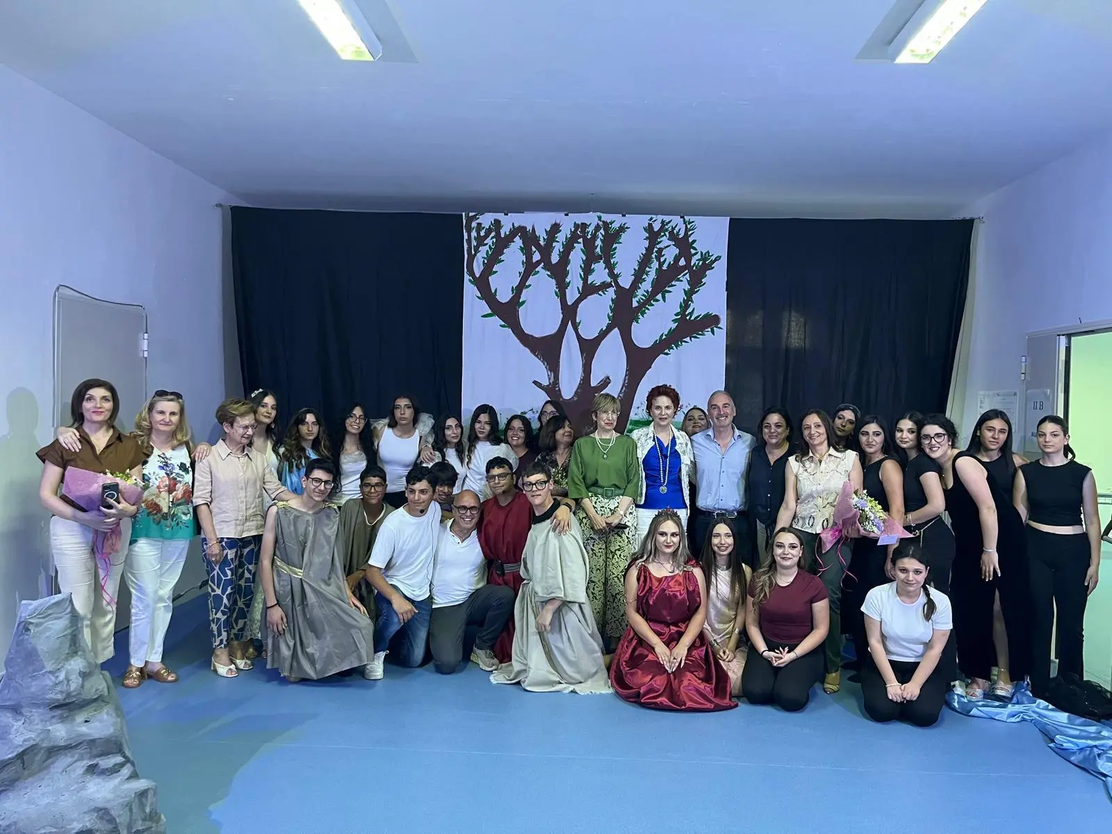 Testi greci, musica e coreografie: al Liceo classico di Nicotera il viaggio teatrale degli studenti\n