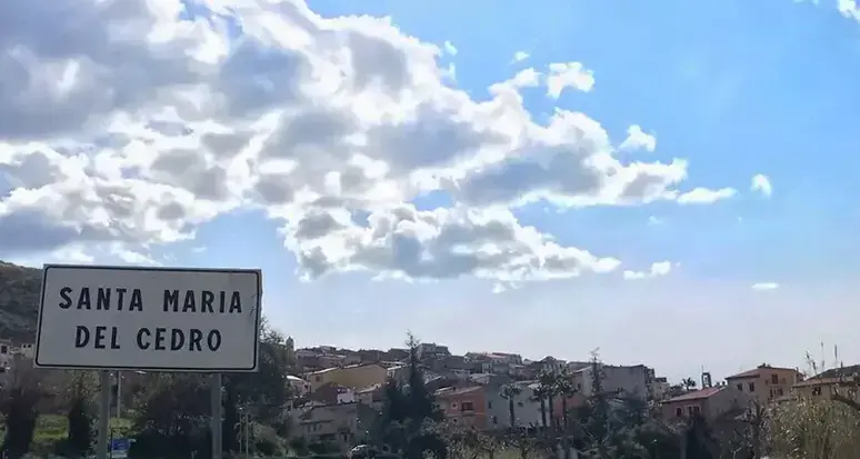<p>Da Santa Maria del Cedro la lezione anti spopolamento: il borgo cosentino premiato a Roma come “<span style=\"color:hsl(0, 75%, 60%);\">Comune Vivo</span>”</p>